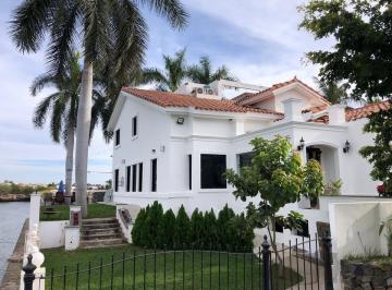 Casa · 4 Recámaras · Casa en Fraccionamiento El Cid