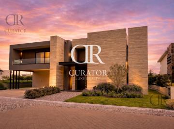 Casa · 704m² · 4 Recámaras · 5 Estacionamientos · Casa en Venta en El Campanario, Querétaro.