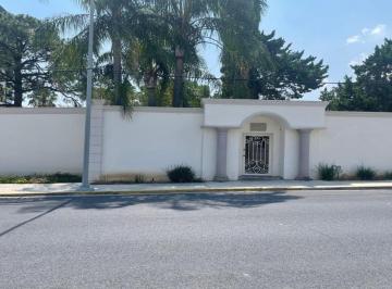 Casa · 450m² · 3 Recámaras · 3 Estacionamientos · Casa - Venta