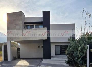 Casa · 366m² · 5 Recámaras · 2 Estacionamientos · Casa en Venta en Monterrey