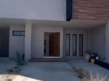 1 · Casa en Venta en Zibatá, Querétaro: Nueva, con Jardín y Alberca