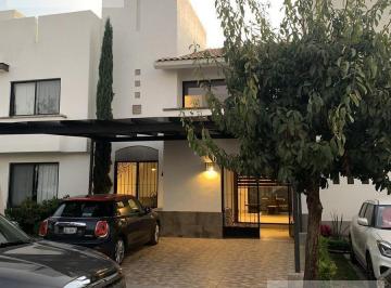 Casa · 220m² · 3 Recámaras · 2 Estacionamientos · Casa - Fraccionamiento Bosques del Pedregal