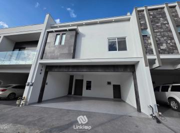 Casa · 290m² · 3 Recámaras · 2 Estacionamientos · Casa en Renta Nueva Thessalia a 500 m de Hospital Christus Muguerza Sur Monterrey