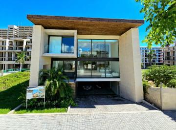 Casa · 800m² · 4 Recámaras · 6 Estacionamientos · Casa 4 Recamaras en Venta en Marina Puerto Cancún
