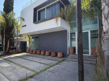 Casa · 380m² · 3 Recámaras · 3 Estacionamientos · Casa en Venta de 270 m² en Residencial Provenza en Santa Anita, Tlajomulco