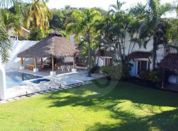 Casa · 345m² · 4 Recámaras · 2 Estacionamientos · Casa en Venta en Pueblo Tequesquitengo