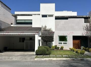 Casa · 550m² · 5 Recámaras · 2 Estacionamientos · Casa en Venta en Flor de Piedra