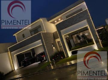 Casa · 550m² · 3 Recámaras · 6 Estacionamientos · Casa - Residencial y Club de Golf La Herradura Etapa a