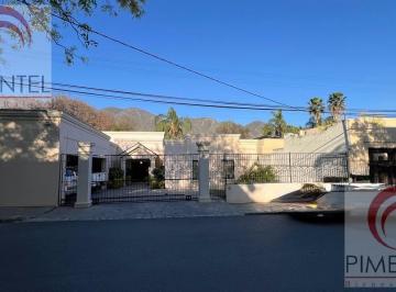Casa · 700m² · 3 Recámaras · 3 Estacionamientos · Casa - Lomas de Valle Alto