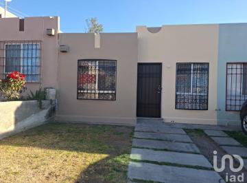 Casa · 77m² · 2 Recámaras · 2 Estacionamientos · Casa en Renta en Los Héroes, El Marques Querétaro