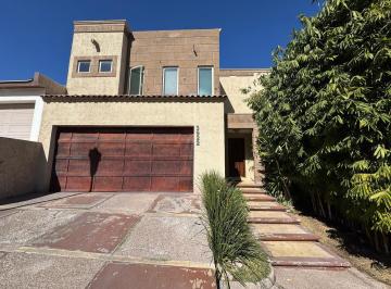 Casa · 330m² · 4 Recámaras · 4 Estacionamientos · Casa en Misión del Bosque