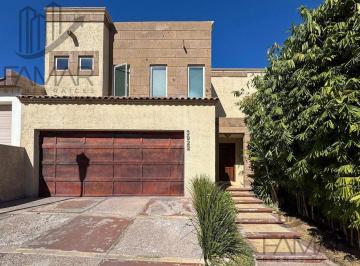 Casa · 260m² · 4 Recámaras · 4 Estacionamientos · Casa en Misión del Bosque