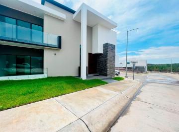 Casa · 220m² · 3 Recámaras · 2 Estacionamientos · Casa en Renta en Sonterra I