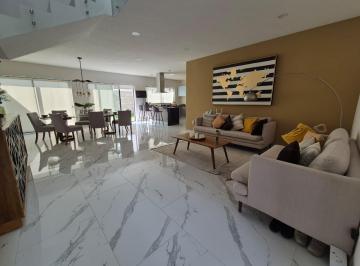 Casa · 232m² · 3 Recámaras · 3 Estacionamientos · Casa en Venta, Metepec