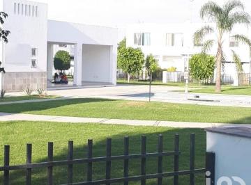 Casa · 105m² · 3 Recámaras · 2 Estacionamientos · Casa en Renta Paseos del Bosque