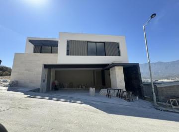 Casa · 490m² · 3 Recámaras · 3 Estacionamientos · Casa en Venta en Castaños del Vergel