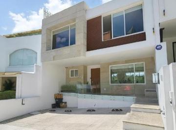 Casa · 220m² · 3 Recámaras · 2 Estacionamientos · Venta de Casa en Lago Esmeralda con Vista a Presa Madin