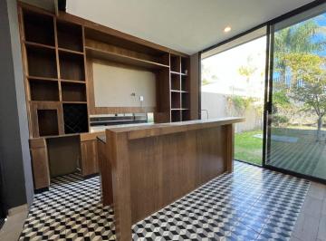 Casa de 3 habitaciones, León · Casa en Renta Moderna, Remodelada con Ampliación, Cochera Techada en Gran Jardín