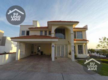 Casa · 540m² · 4 Recámaras · 4 Estacionamientos · Venta de Casa en Lomas