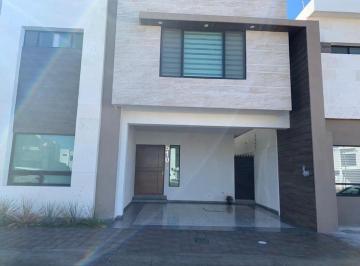 Casa de 4 habitaciones, Arteaga · Casa en Venta con Recamara en Planta Baja en Fracc. Al Norte Privanzas del Campestre