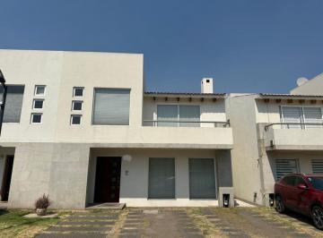 Casa de 3 habitaciones, Metepec · En Venta en Metepec, en El Manantial. Cuenta con Excedente de Terreno, a Solo 30 Min de Santa Fe.