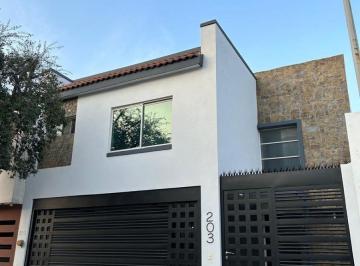 Casa de 3 habitaciones, Monterrey · Casa Familiar en Venta con Sala de Tv y Patio | $5,600,000