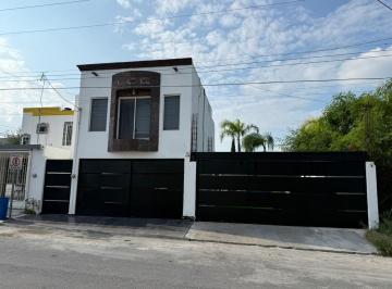 Casa · 240m² · 3 Recámaras · 2 Estacionamientos · Hermosa Casa en Rinconada Colonial, Apodaca, N. L.