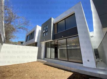 Casa · 265m² · 3 Recámaras · 2 Estacionamientos · Casa en El Barro