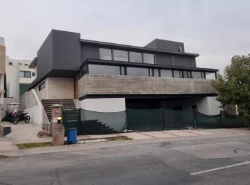 Casa · 850m² · 3 Recámaras · 4 Estacionamientos · En Preventa en El Club de Golf