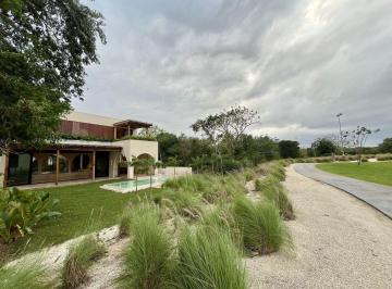 Casa · 4 Recámaras · 2 Estacionamientos · Casa en Venta Mérida Frente Al Campo del Golf Provincia, Acabados de Lujo, 613 m²