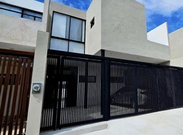 Casa · 193m² · 3 Recámaras · 2 Estacionamientos · Casa en Venta Equipada Cerca de Plazas Comerciales Al Norte de Mérida.