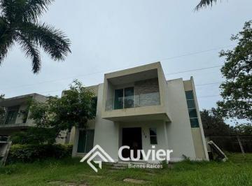 Casa · 216m² · 3 Recámaras · 2 Estacionamientos · Casa en Fraccionamiento Los Encinos Residencial