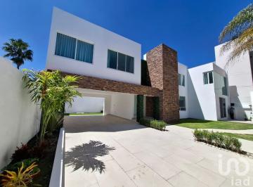 Casa · 351m² · 3 Recámaras · 3 Estacionamientos · Casa en Venta en El Residencial La Concepción de Zavaleta