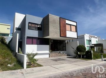 Casa · 440m² · 4 Recámaras · 3 Estacionamientos · Casa en Venta Cañadas del Lago Corregidora