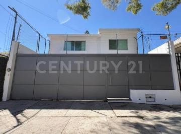 Casa · 224m² · 3 Recámaras · 2 Estacionamientos · Casa en Renta en Chapalita