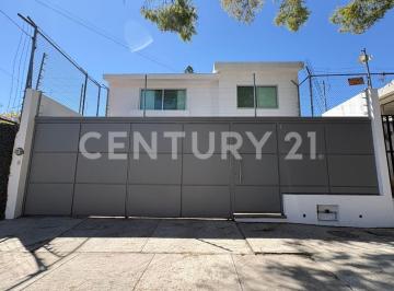 Casa · 225m² · 3 Recámaras · 2 Estacionamientos · Casa en Renta en Chapalita