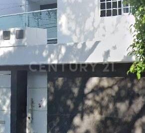 Casa · 225m² · 5 Recámaras · 1 Estacionamiento · Casa en Venta en Santa Elena Alcalde