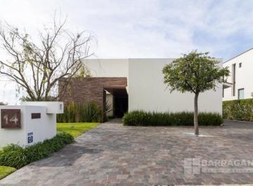 Casa · 829m² · 4 Recámaras · 5 Estacionamientos · Casa en Venta con Espectacular Vista Al Campo de Golf