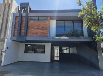 Casa · 355m² · 5 Recámaras · 2 Estacionamientos · Casa en Venta en Parque Colima