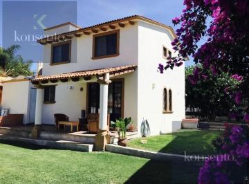 Casa · 220m² · 4 Recámaras · 4 Estacionamientos · Casa en Venta en Juriquilla