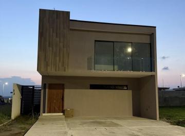 Casa · 172m² · 3 Recámaras · 2 Estacionamientos · Casa con Jardín en Lomas de La Rioja