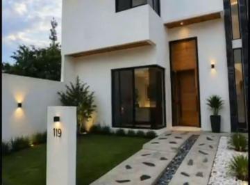 Casa · 189m² · 3 Recámaras · 2 Estacionamientos · Casa en Venta en Tequisquiapan, Casa de Autor Diseño Exclusivo en Fraccionamiento Privado.