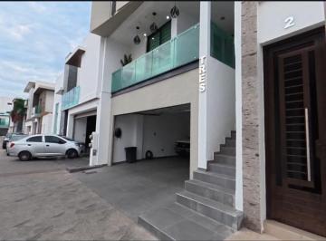 Casa · 293m² · 3 Recámaras · 4 Estacionamientos · Casa en Zona Comercial Central Internacional Milenium