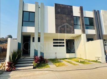 Casa · 167m² · 4 Recámaras · 2 Estacionamientos · Casa con Alberca en Venta en Ahuatepec Cuernavaca, Morelos