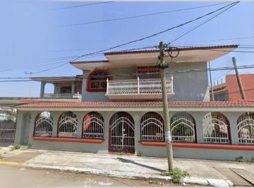Casa · 351m² · 3 Recámaras · 6 Estacionamientos · Casa en Coatzacoalcos Centro