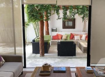 Casa · 375m² · 5 Recámaras · 2 Estacionamientos · Venta de Casa en Av Colegios, Col. Alamos, Cancún