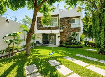 Casa en condominio · 134m² · 3 Recámaras · 2 Estacionamientos · Casa en Condominio en Renta con Alberca, en Jiutepec Morelos.
