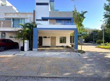 Casa de 3 habitaciones, Benito Juárez · Casa con 120 m² Superficie de Terreno y 3 Recámaras en Renta en Arbolada