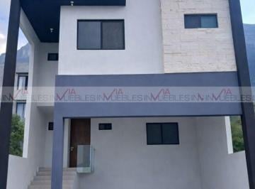 Casa · 300m² · 3 Recámaras · 2 Estacionamientos · Casa en Venta en Monterrey