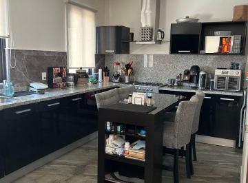 Casa de 3 habitaciones, Atizapán de Zaragoza · Se Vende Casa con Excelente Distribución, Acabados y Ubicación en Zona Esmeralda en Fraccionamiento
